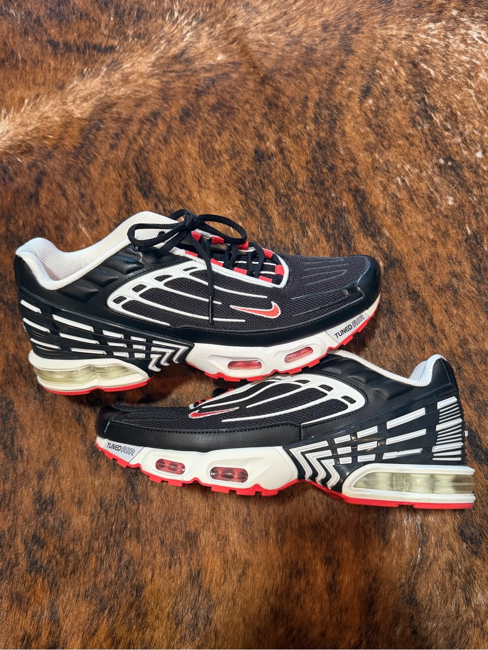 Nike Air Max Plus 3 III Tuned Air Black Track Red White CJ0601 001 sz 9.5 Shoes